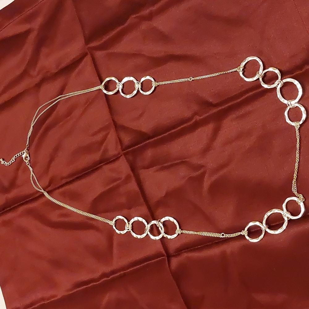 Hammered Rings Circles Silvertone Necklace EUC